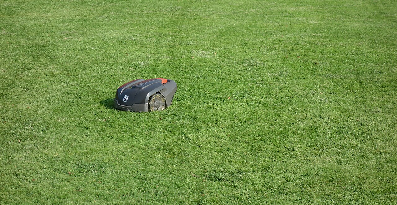 Robot rasaerba Husqvarna Automower 308 su un prato